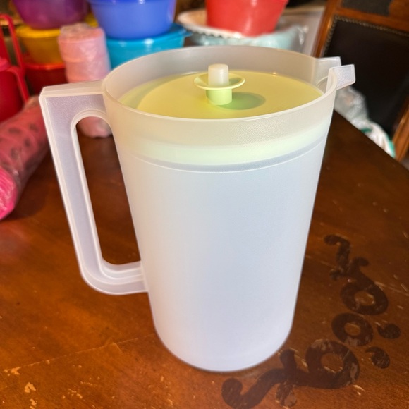 Tupperware Classic Pitcher 1 gallon - Picture 1 of 5
